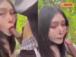 đi dã ngoại tiện xoạc cô bạn gái ở trong rừng