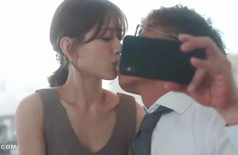 Thấy vợ hơi lạ, gã chồng xem điện thoại bà xã và thấy cảnh xxx với tiền bối của mình